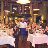 "Поющие официанты"