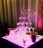 Пирамида из бокалов шампанского на 8 марта 