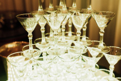 Пирамида из бокалов шампанского на 8 марта 