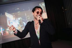 Поздравление с 8 марта и фотосессия с двойниками 