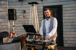 ДиДжей с аппаратурой на 8 марта в офис 